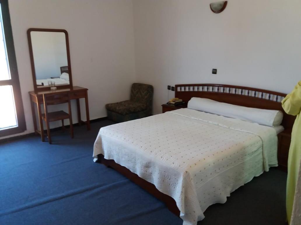 Hotel Choumis Haj Messaoud ลารัช ภายนอก รูปภาพ