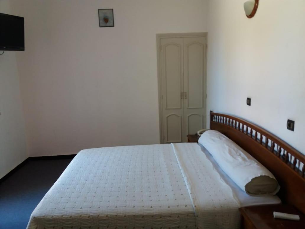 Hotel Choumis Haj Messaoud ลารัช ภายนอก รูปภาพ
